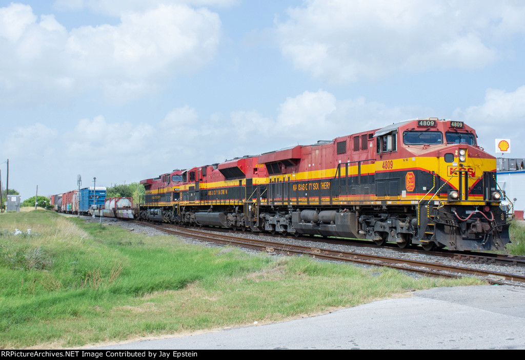 KCS 4809 rumbles east through Odem